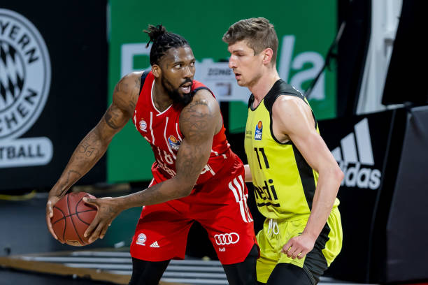 阿曼客场-科威特，埃萨姆-苏卜希头球制胜.