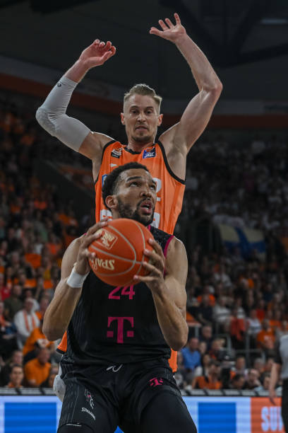 欧冠小组赛名额争夺白热化（欧冠小组席位之争愈演愈烈）